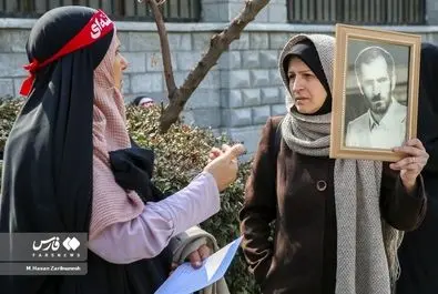 تجمع برخی زنان مقابل مجلس در اعتراض به وضعیت حجاب