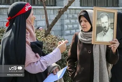 تجمع برخی زنان مقابل مجلس در اعتراض به وضعیت حجاب