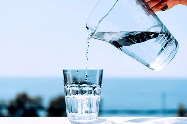 چرا باید روزانه ۸ لیوان آب بنوشیم؟


