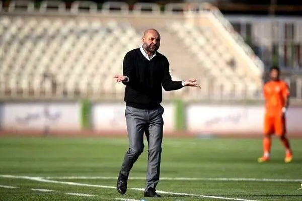 حمله و درگیری هواداران استقلال با سهراب بختیاری زاده در فرودگاه 

