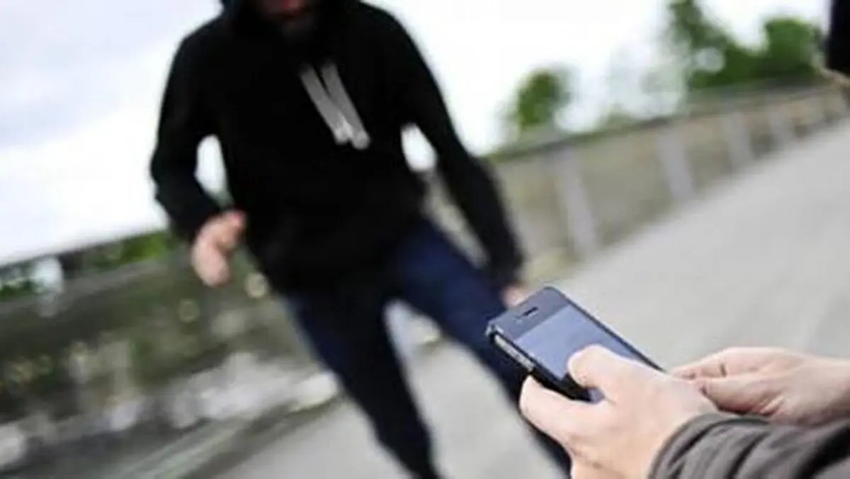 لحظه هولناک سرقت موبایل یک روحانی در قم در روز روشن + فیلم
