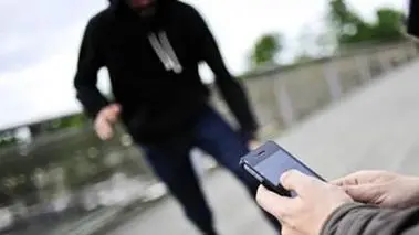لحظه هولناک سرقت موبایل یک روحانی در قم در روز روشن + فیلم