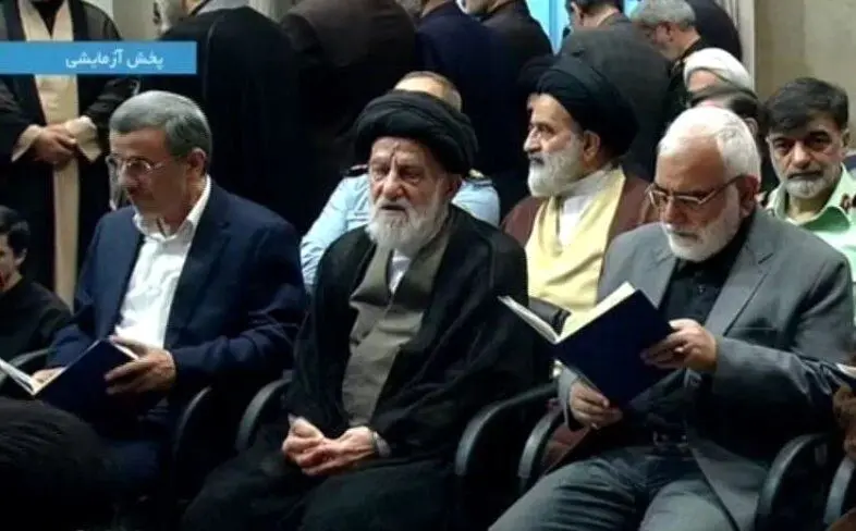 محمود احمدی‌نژاد بازهم با پیراهن سفید  در بیت رهبری

