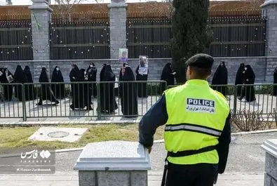 تجمع برخی زنان مقابل مجلس در اعتراض به وضعیت حجاب
