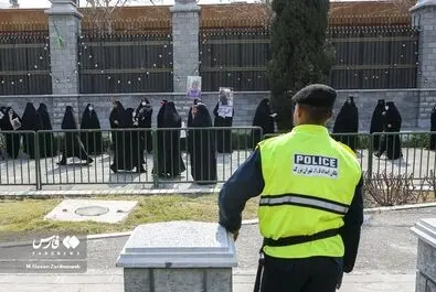 تجمع برخی زنان مقابل مجلس در اعتراض به وضعیت حجاب