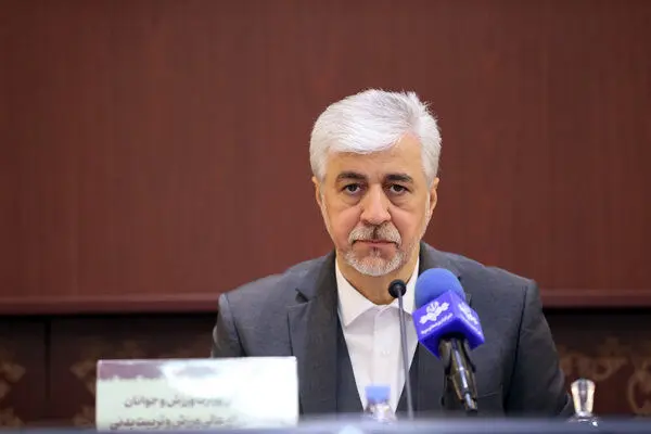 انتقاد تند وزیر ورزش به اتفاقات غیرفرهنگی در همایش خودروهای کلاسیک

