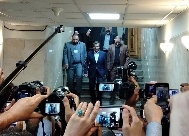 همتی کاندیدای انتخابات شد + عکس

