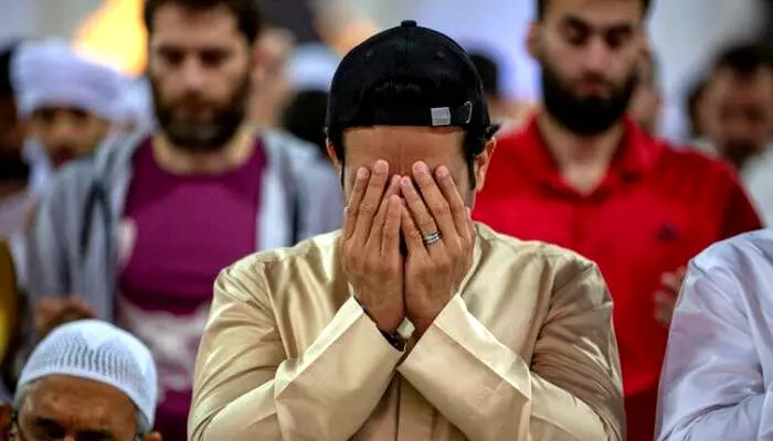 بیهوش شدن امام جماعت مسجد عراق از شدت گریه هنگام دعا برای غزه + فیلم

