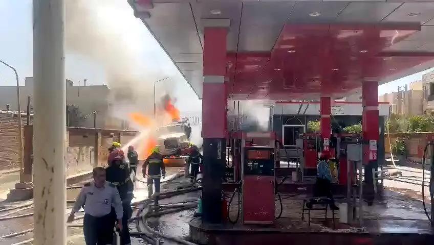 ببینید| آتش سوزی هولناک سانتافه در پمپ بنزین اصفهان