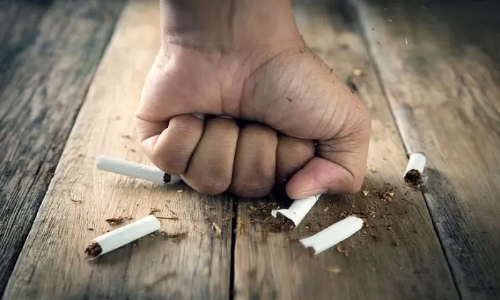 اگر نمی‌توانید سیگار را ترک کنید؛ بخوانید