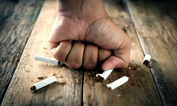 اگر نمی‌توانید سیگار را ترک کنید؛ بخوانید