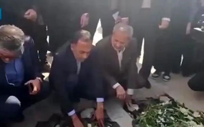  خاک پاشیدن به صورت وزیر آموزش و پرورش در کرمان
