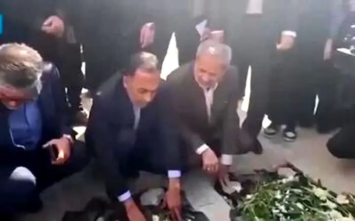  خاک پاشیدن به صورت وزیر آموزش و پرورش در کرمان