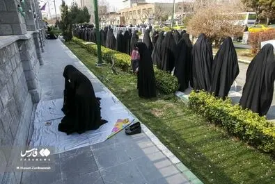 تجمع برخی زنان مقابل مجلس در اعتراض به وضعیت حجاب