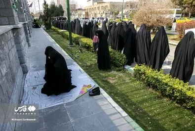 تجمع برخی زنان مقابل مجلس در اعتراض به وضعیت حجاب