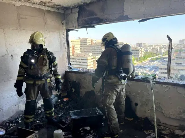 آتش سوزی مهیب واحد مسکونی در اکباتان؛ ۴۰ نفر نجات یافتند