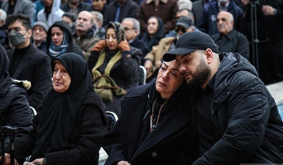 ویدئویی سوزناک از همسر زنده‌یاد منوچهر والی‌زاده در مراسم تشییع

