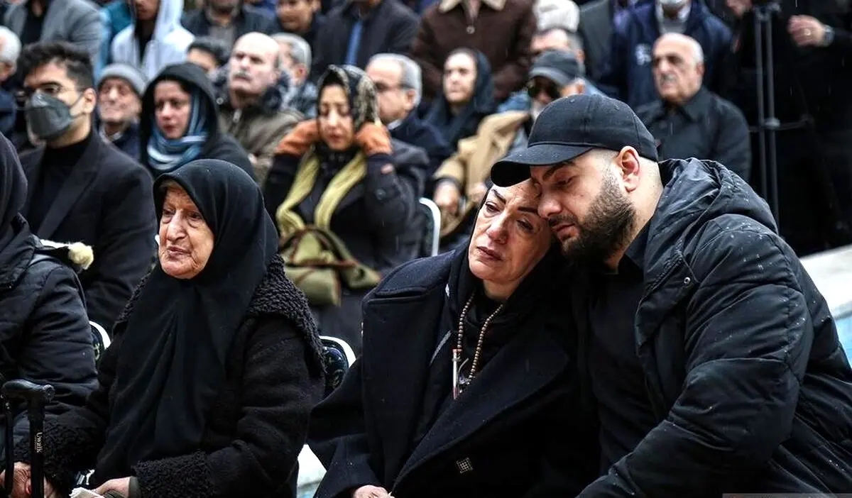 ویدئویی سوزناک از همسر زنده‌یاد منوچهر والی‌زاده در مراسم تشییع

