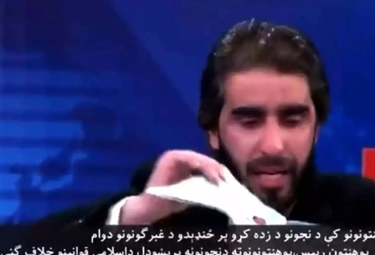 استاد دانشگاه مدارک تحصیلی خود را در برنامه زنده پاره کرد! +فیلم