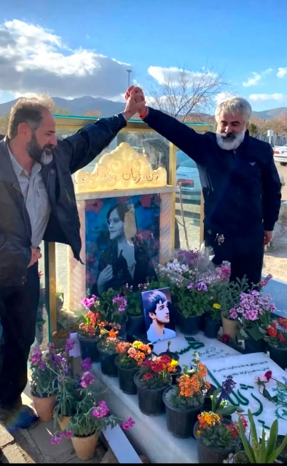 حضور دو پدر بر سر مزار مهسا امینی  خبرساز شد / تصویر