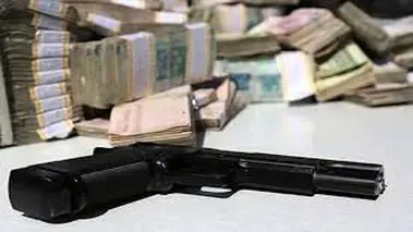 لحظه وحشتناک سرقت مسلحانه از یک منزل مسکونی در شهرک غرب تهران و ضرب و شتم ساکنین +‌فیلم
