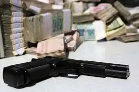 لحظه وحشتناک سرقت مسلحانه از یک منزل مسکونی در شهرک غرب تهران و ضرب و شتم ساکنین +‌فیلم
