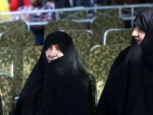 اقامه نماز رهبر انقلاب بر پیکر همسر شهید مطهری+عکس