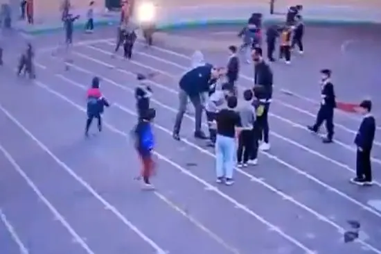 لحظه نجات جان یک دانش آموز توسط معلم از مرگ+فیلم