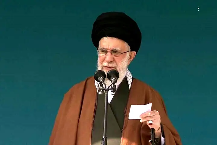 واکنش جالب رهبر انقلاب به درخواست مردم برای دریافت چفیه + فیلم