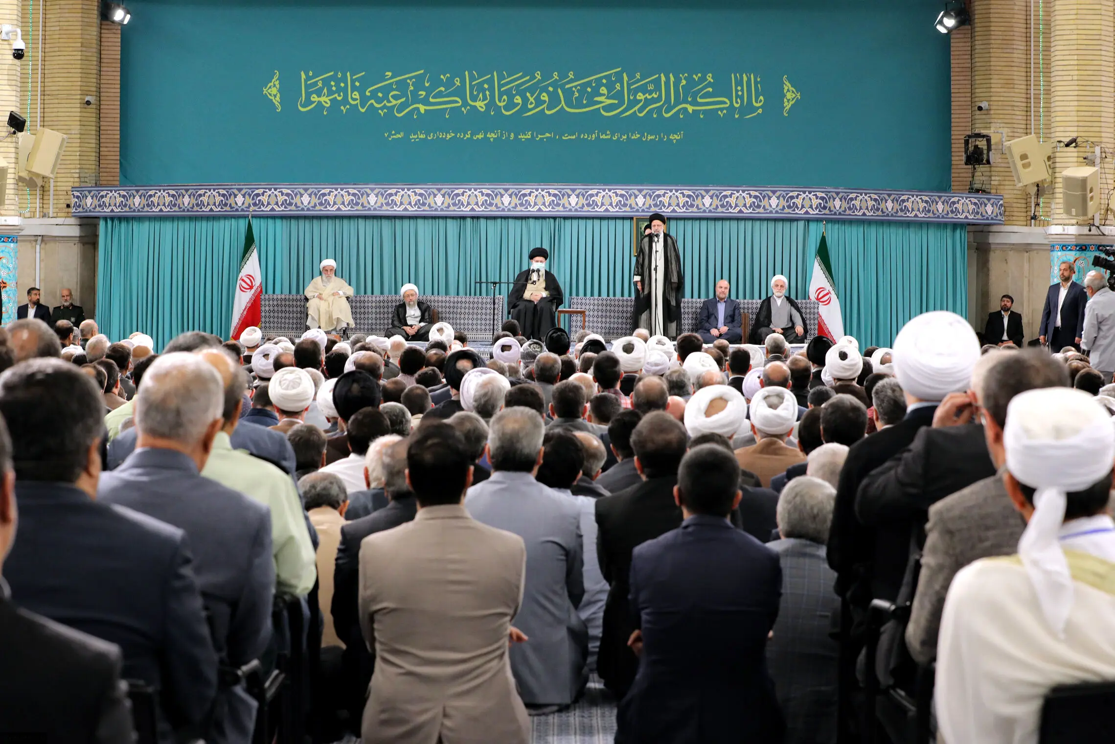 رهبر انقلاب :هیچ‌کسی را به جنگ و اقدام نظامی تشویق نمی‌کنیم
