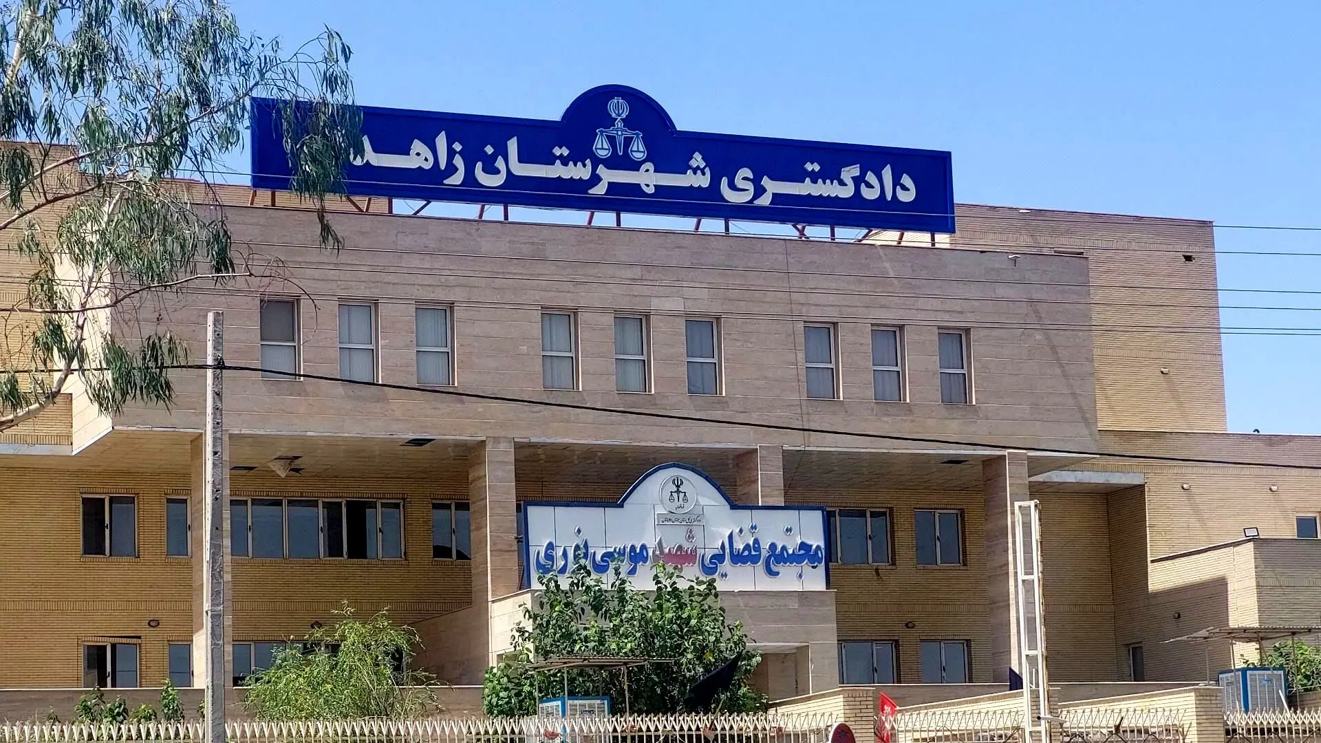 نخستین تصاویر از آغاز حمله تروریست‌ها به دادگستری زاهدان + فیلم