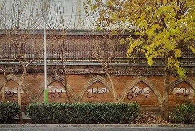 شعارنویسی بر روی دیوار سفارت انگلیس در تهران / عکس