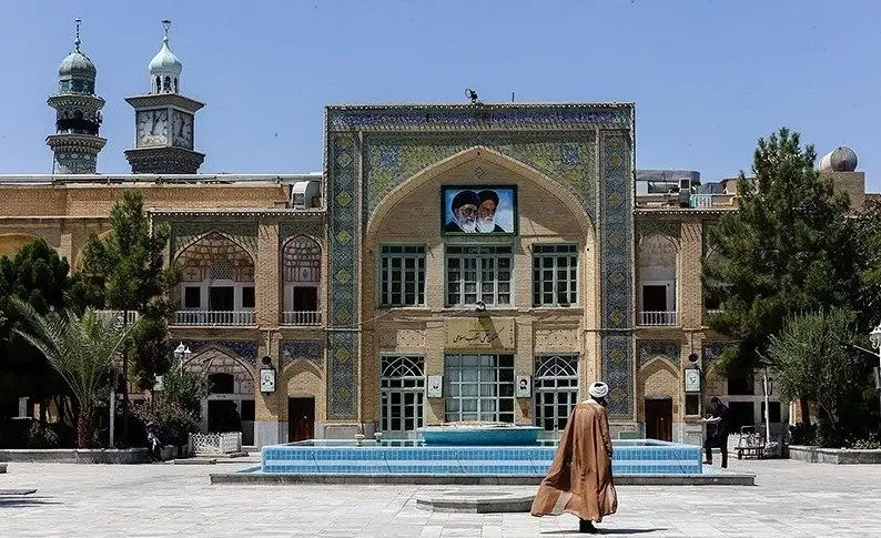 حمله افراد ناشناس به حوزه آیت‌الله یثربی کاشان + تصویر