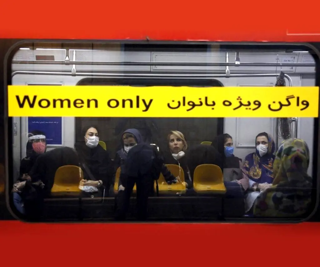 اعتراض به حضور بانوان در واگن‌های مختلط مترو