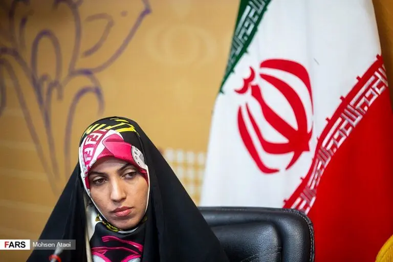 آمنه سادات ذبیح‌پور در کنار دختران بی‌حجاب+عکس