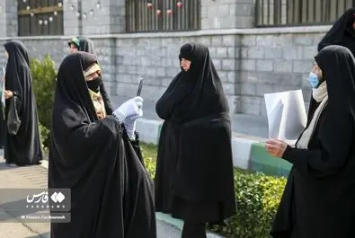 تجمع برخی زنان مقابل مجلس در اعتراض به وضعیت حجاب