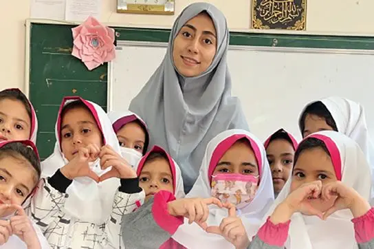 این خانم معلم جوان  با یک ویدئو مجازی را بهم ریخت

