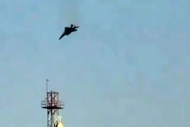 ویدیویی از فلر زدن یک جنگنده در آسمان تهران
