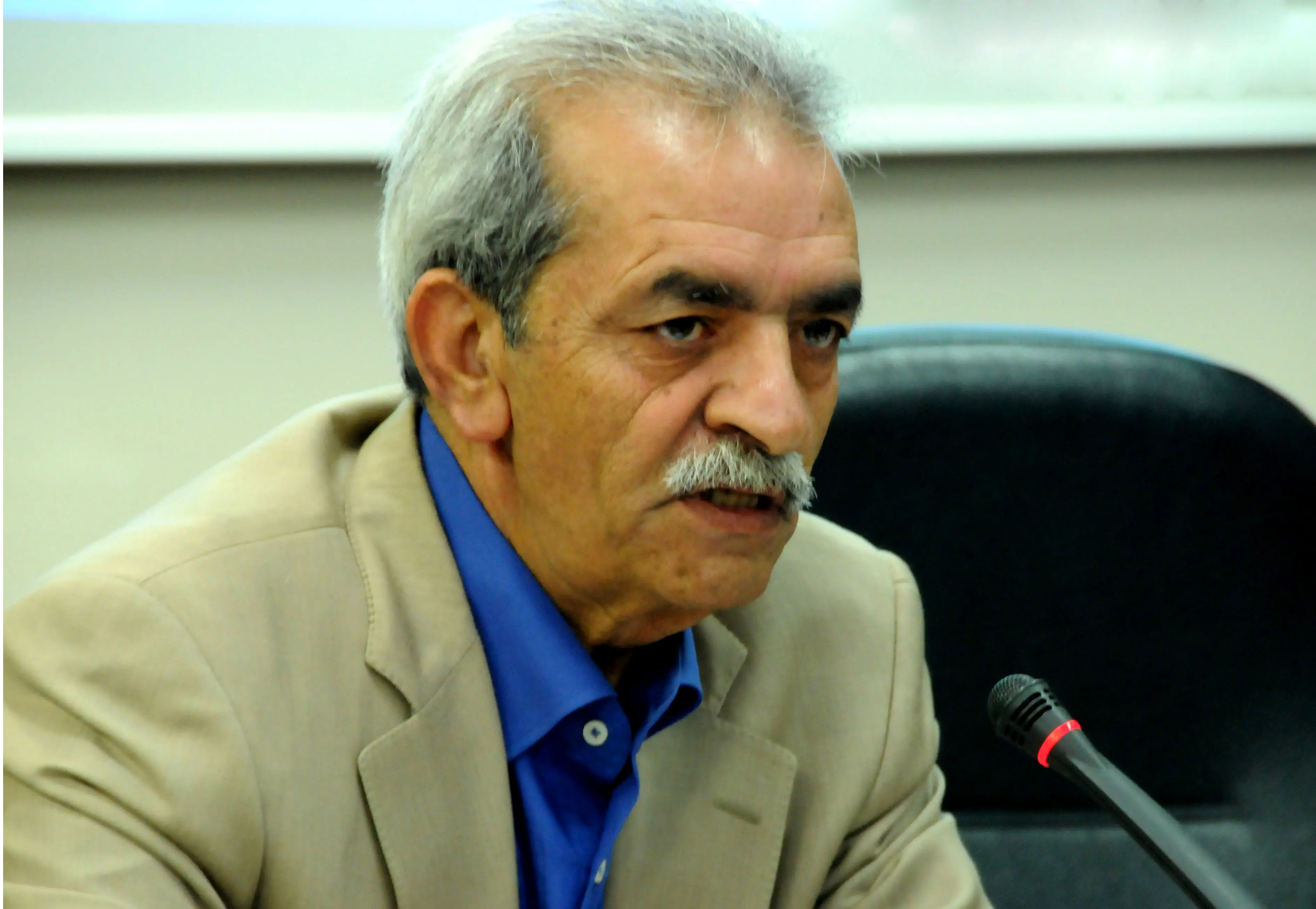 رئیس اتاق ایران: نرخ ارز سیاسی شده است