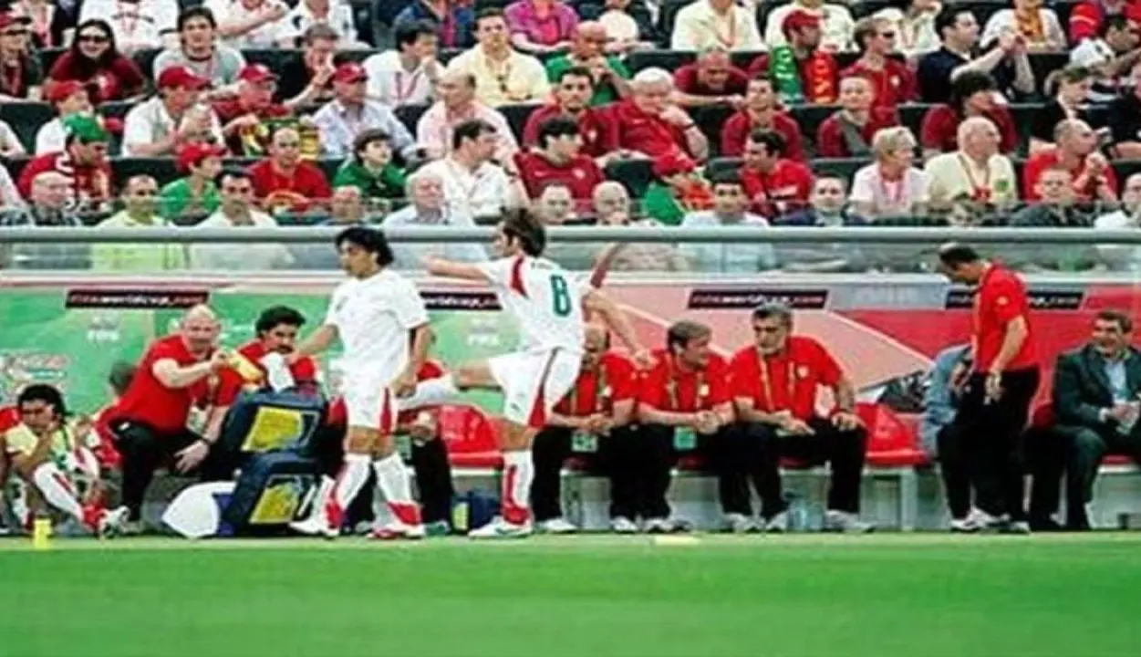 پشت‌پرده لگد معروف علی کریمی به ساک پزشکی چه بود؟ | با همان پای مصدوم به ساک ورزشی لگد زدم
