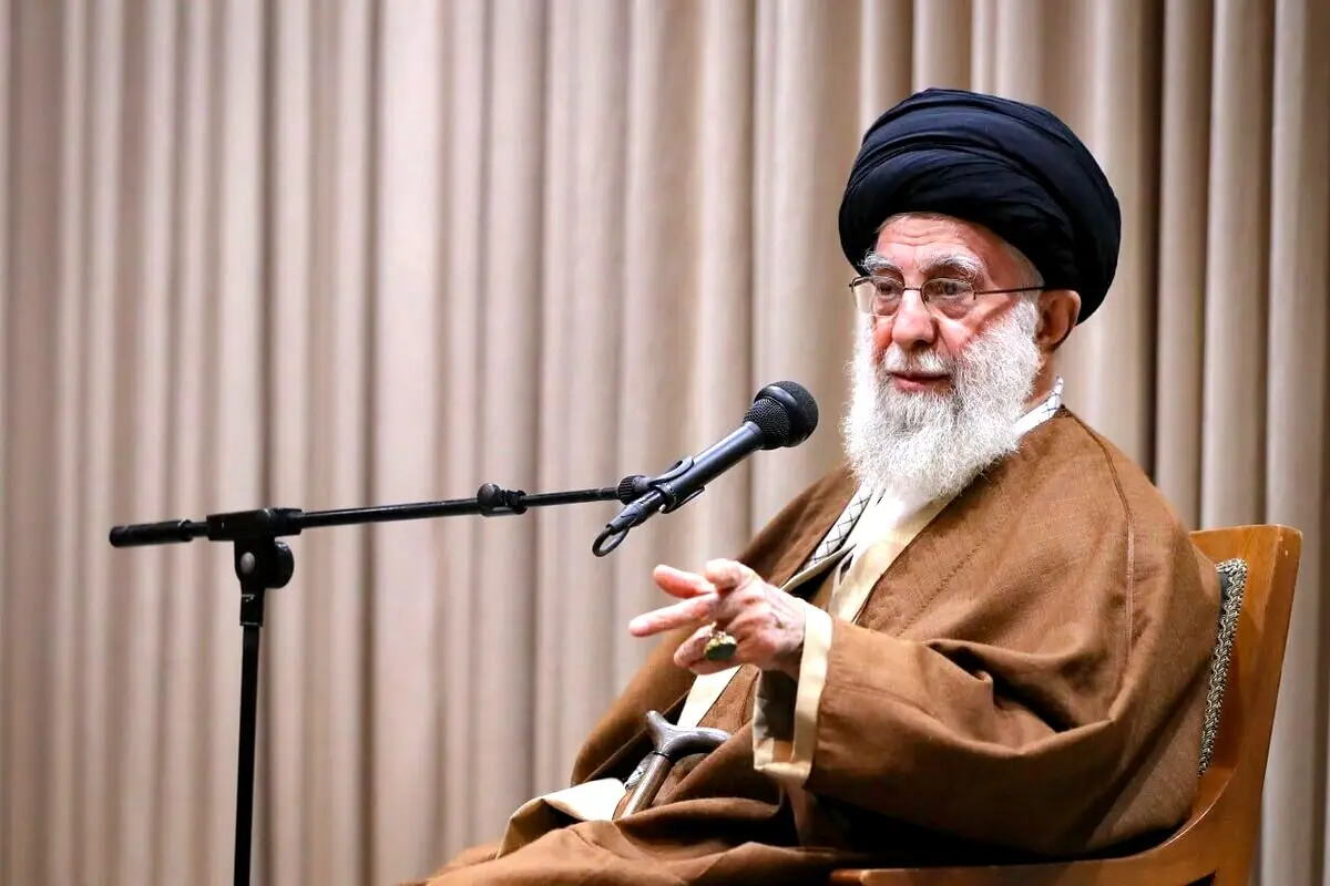 حکم شرعی  رهبر انقلاب درباره شغل آرایشگری برای زنان

