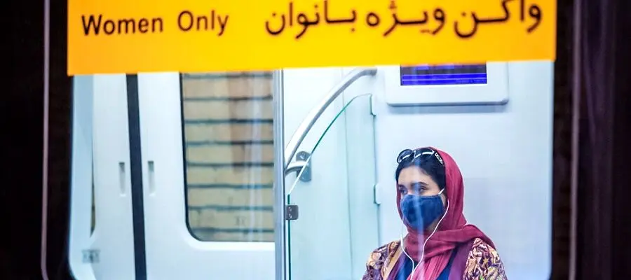 پشت صحنه  پرده‌ای که زنان و مردان را در مترو جدا می کند | تصویر