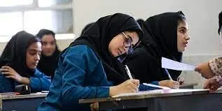 تجمع دانش آموزان دختر اصفهانی در حیاط مدرسه در اعتراض به آموزش و پرورش + فیلم