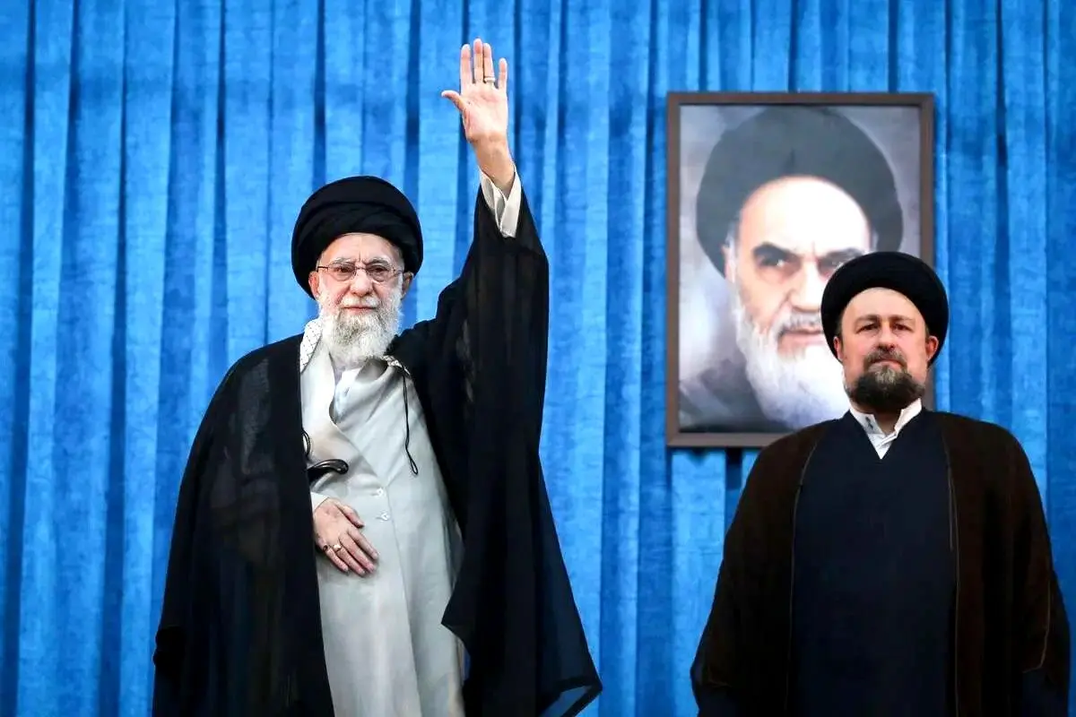 تصویری متفاوت از رهبر انقلاب در حرم امام خمینی(ره)+عکس
