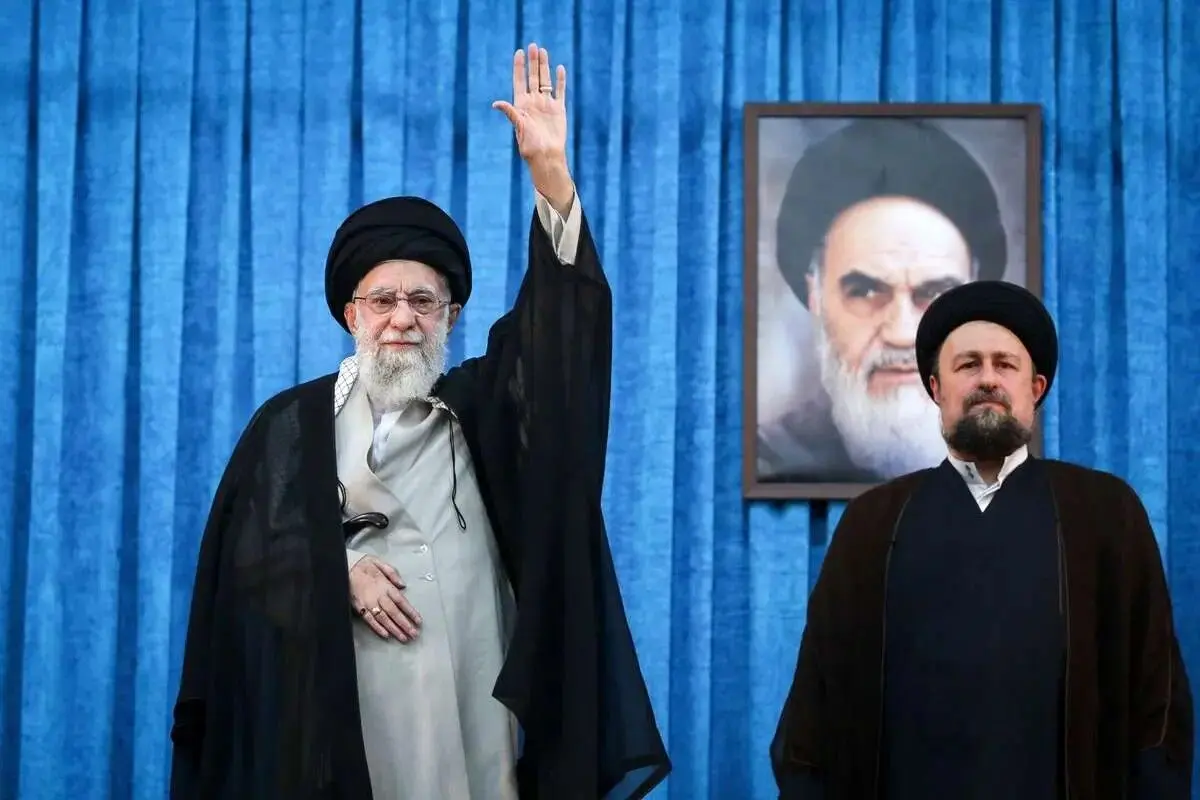 تصویری متفاوت از رهبر انقلاب در حرم امام خمینی(ره)+عکس