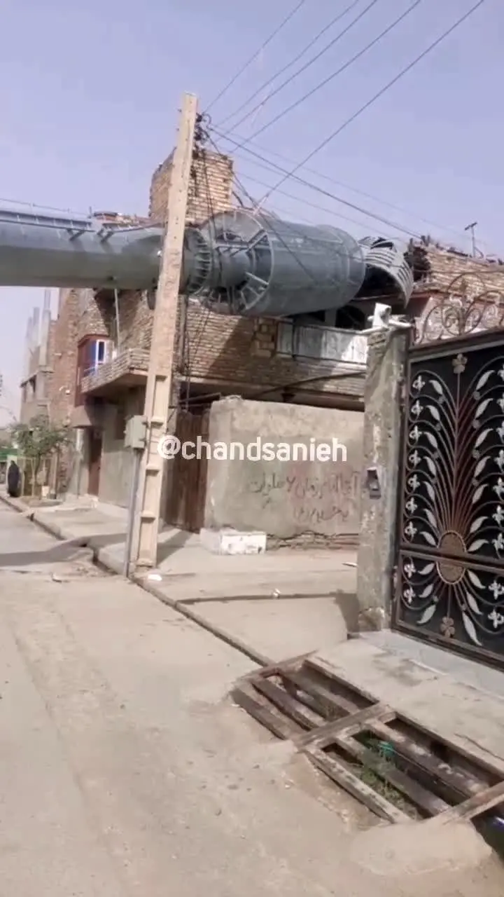 ببینید | سقوط دکل مخابرات روی منزل مسکونی در زاهدان