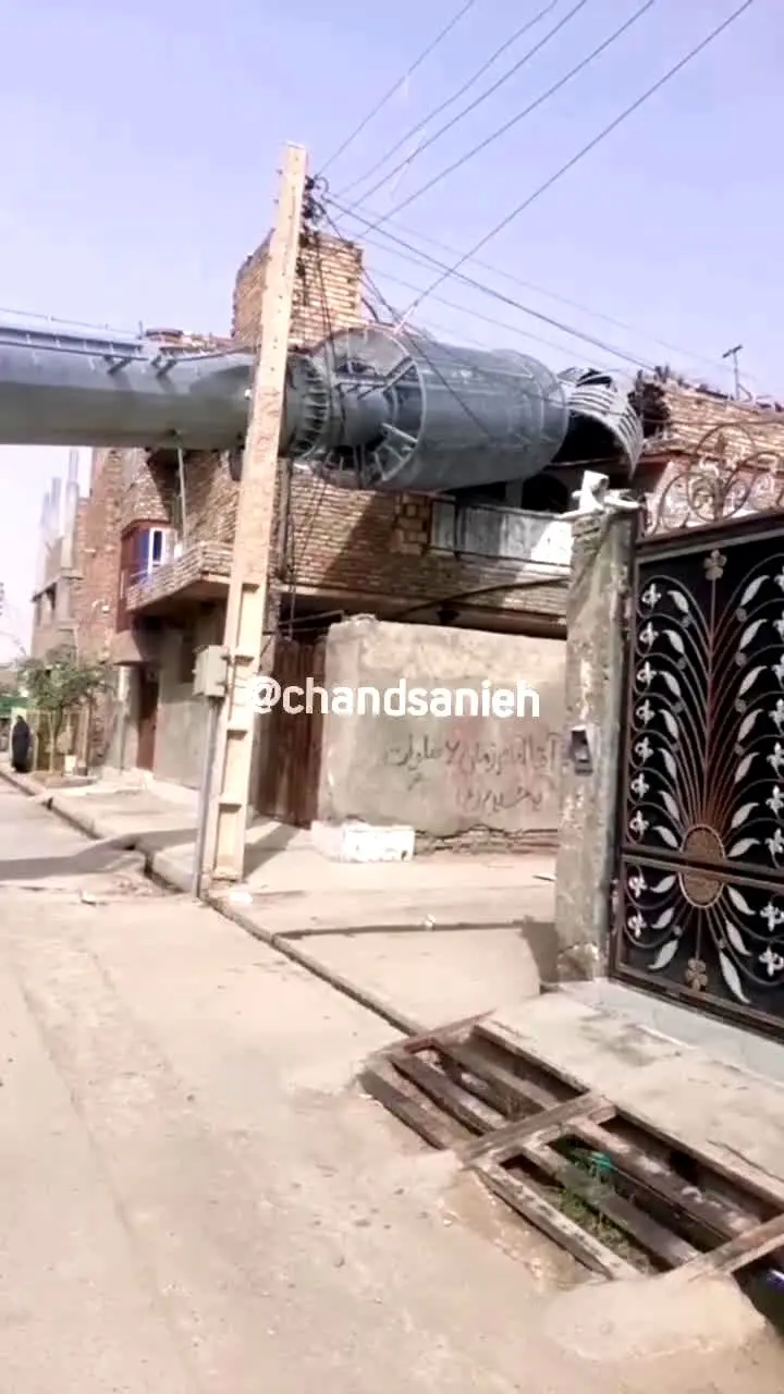 ببینید | سقوط دکل مخابرات روی منزل مسکونی در زاهدان