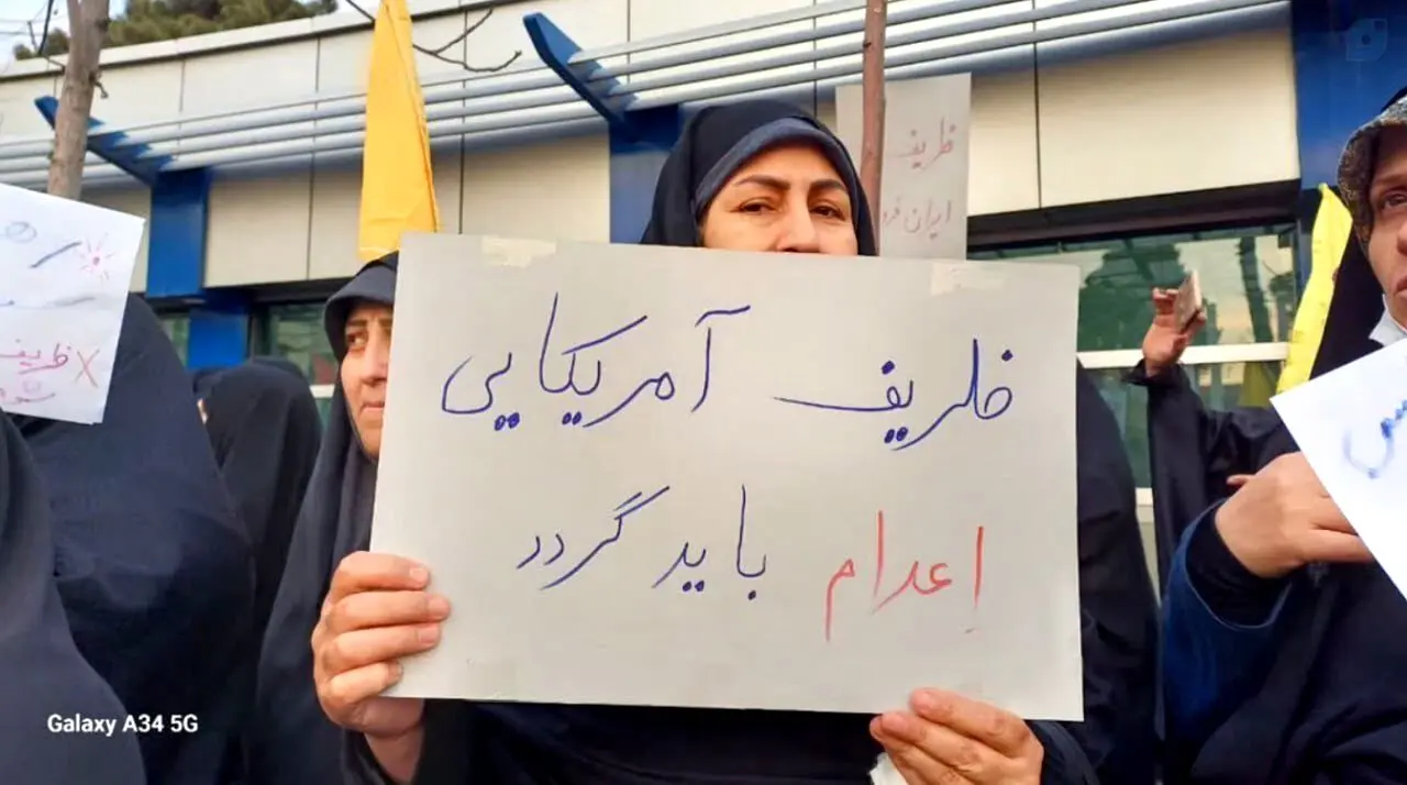 پلاکاردهای مرگ بر ظریف در خیابان‌های تهران!
