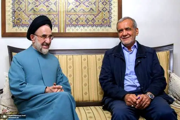   پوشاندن چهره خاتمی در بنر تبلیغاتی پزشکیان! 
