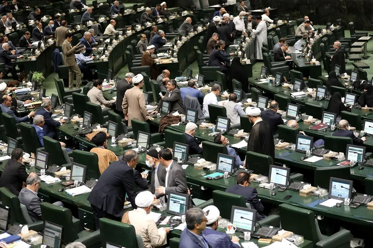 جنجال در مجلس بر سر تعیین سقف حقوق و مزایا / حقوق ها محدود می شود؟